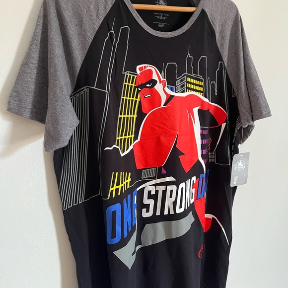 The Incredibles T-Shirt / One Strong Dad / Disney / Large / NEW - Picture 4 of 5